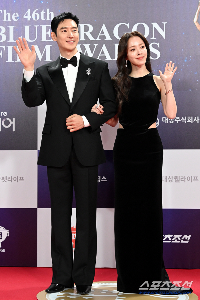  Lee Je-hoon Han Ji-min, the brilliant couple at the Blue Dragon Film Awards