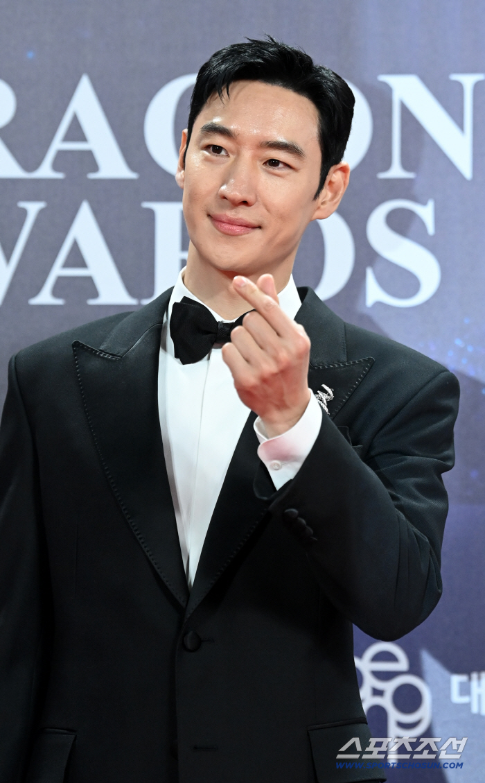  Lee Jehoon, make a heart with a brilliant tuxedo