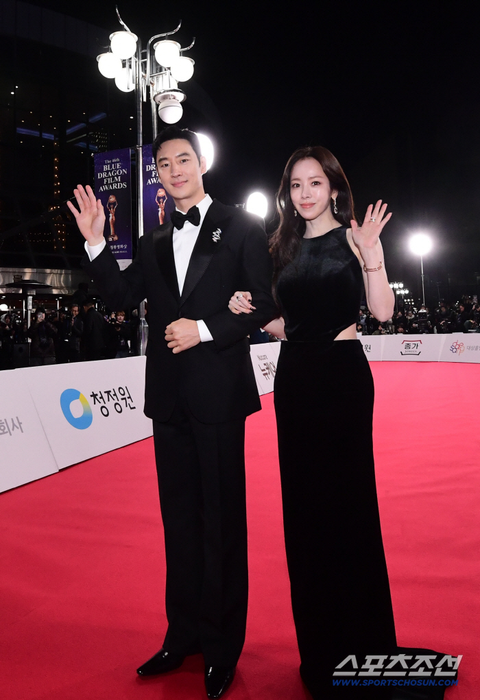  Lee Ji Hoon and Han Ji Min won the Blue Dragon Film Awards this year