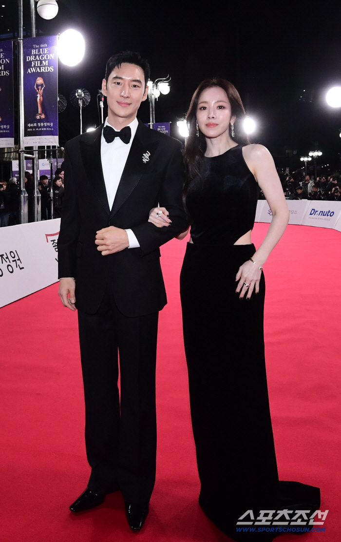  Lee Ji Hoon, Han Ji Min, shining on the red carpet