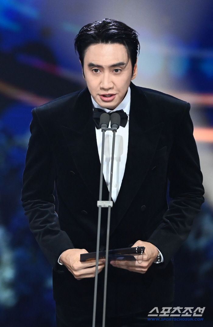  Lee Sun Bin caught on Lee Kwang Soo's screen