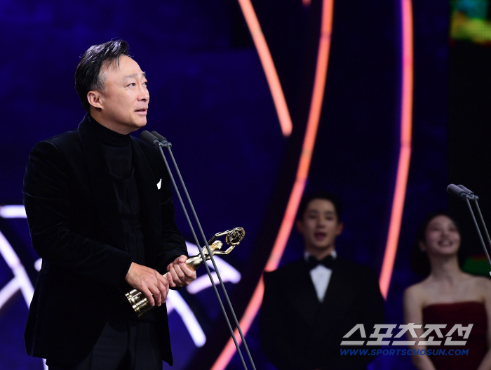  Lee Sung-min won the Blue Dragon Best Supporting Actor Award