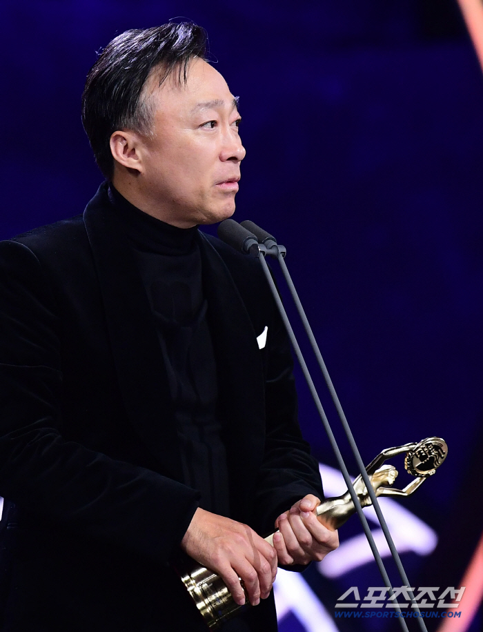  Lee Sung-min's genuinely surprised Blue Dragon Film Award for Best Supporting Actor
