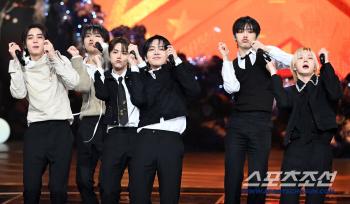  Let's all enjoy the Boy Next Door together