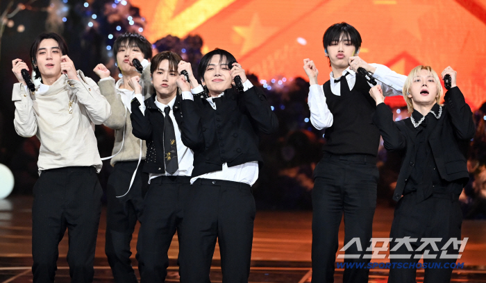  Let's all enjoy the Boy Next Door together