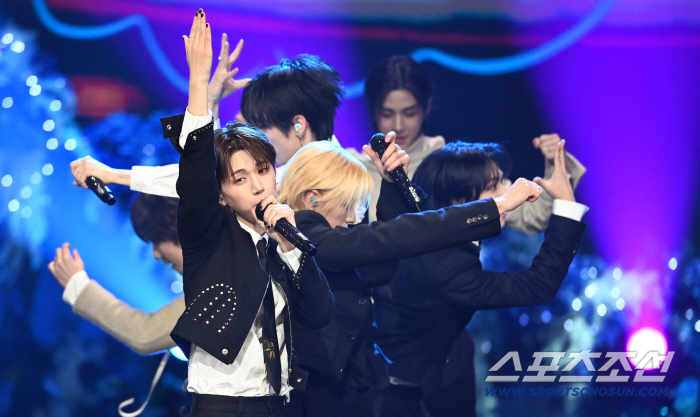  Let's all enjoy the Boy Next Door together