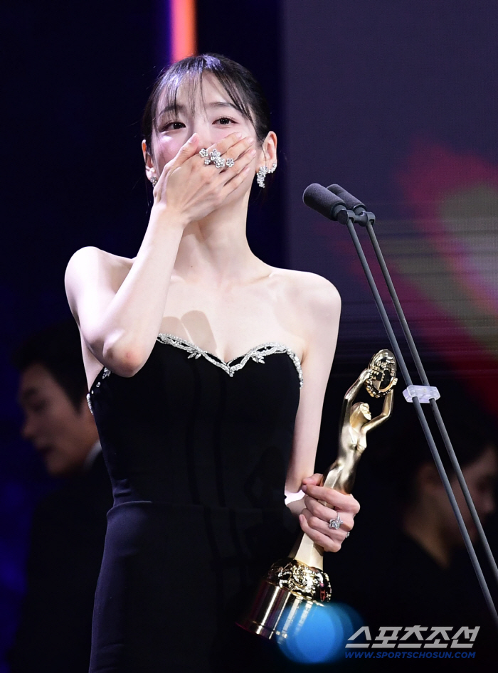  Park Ji-hyun wins the Best Supporting Actress Award