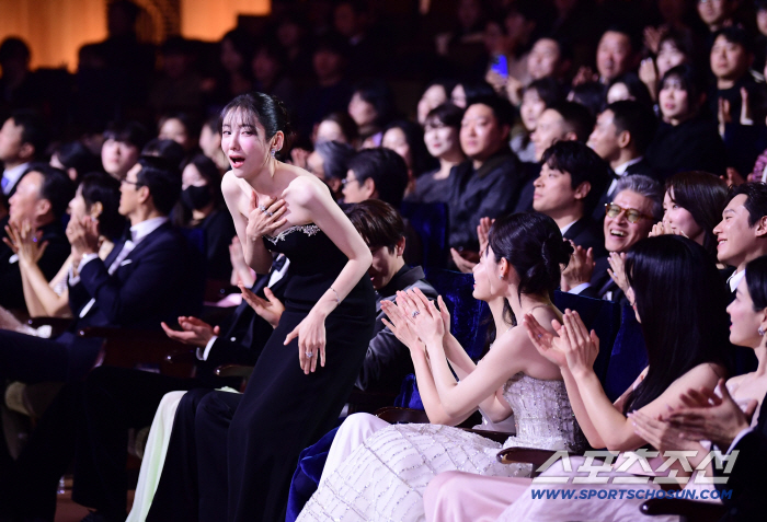  Park Ji-hyun won the Blue Dragon Best Supporting Actress Award