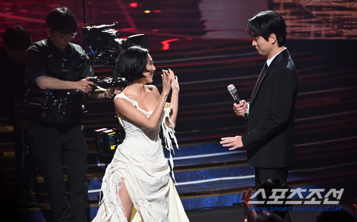  A scene that can only be seen at the Blue Dragon Film Awards