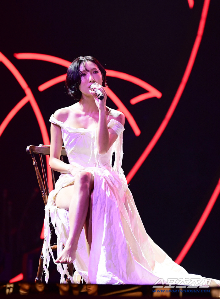  Singer Hwasa's fascinating celebratory performance