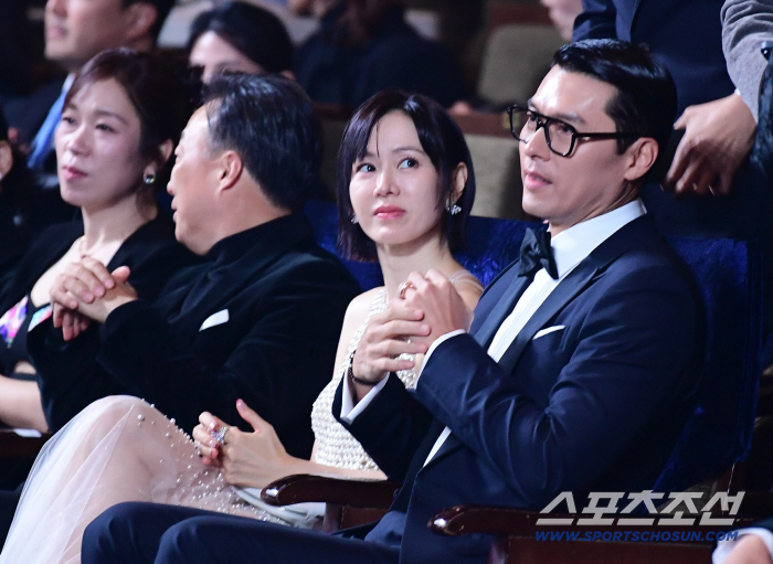  Son Ye-jin and Hyun-bin attend the Blue Dragon Film Awards together