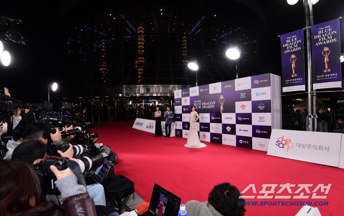  Son Ye-jin, the Blue Dragon Film Award goddess