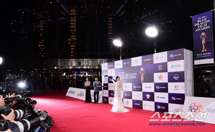  Son Ye-jin, the Blue Dragon Film Award goddess