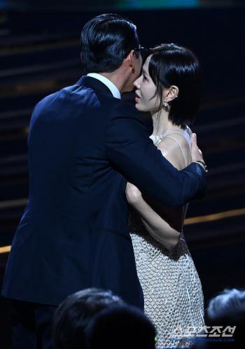  Son Ye-jin Celebrates Husband Hyun Bin, Blue Dragon Film Award for Best Actress