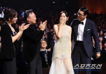  Son Ye-jin is surprised by the name of the best actress