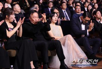  Son Ye-jin is surprised by the name of the best actress