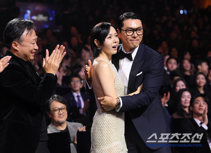  Son Ye-jin, who won the Best Actress Award, is thrilled to be in Hyun Bin's arms