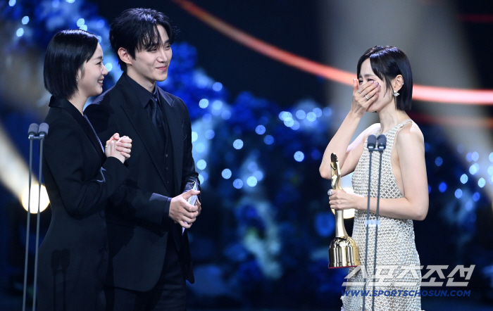  Son Yejin's tears are in her eyes