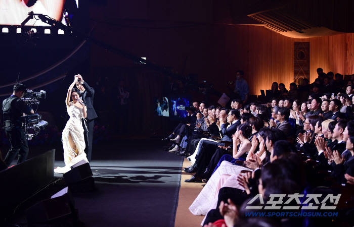  A surprise performance with singer Hwasa actor Park Jungmin