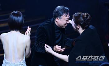  Yum Hyeran who hugs Lee Sungmin