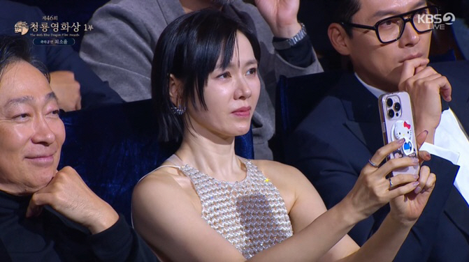 Son Ye-jin ♥ Hyun-bin captures two shots of the Blue Dragon Film Awards..Sit side by side and watch the celebratory performance