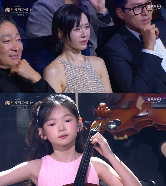 Son Ye-jin ♥ Hyun-bin captures two shots of the Blue Dragon Film Awards..Sit side by side and watch the celebratory performance