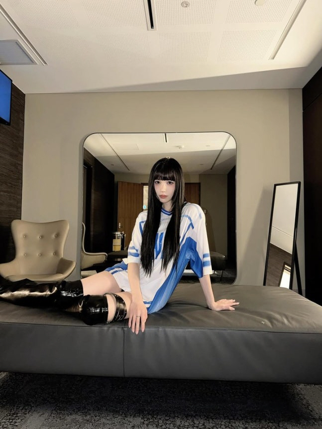 TWICE Mina, who did a great job with 'Zizzy  Long Boots,' looks like a pictorial in a hotel room