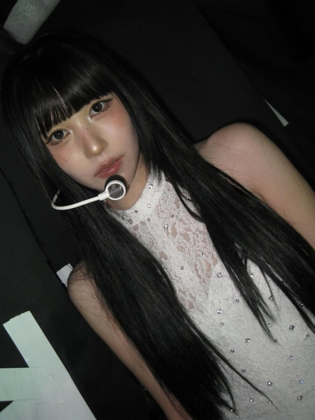 TWICE Mina, who did a great job with 'Zizzy  Long Boots,' looks like a pictorial in a hotel room