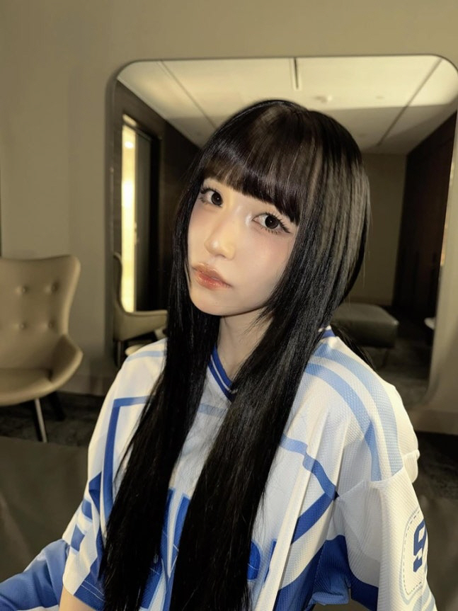 TWICE Mina, who did a great job with 'Zizzy  Long Boots,' looks like a pictorial in a hotel room