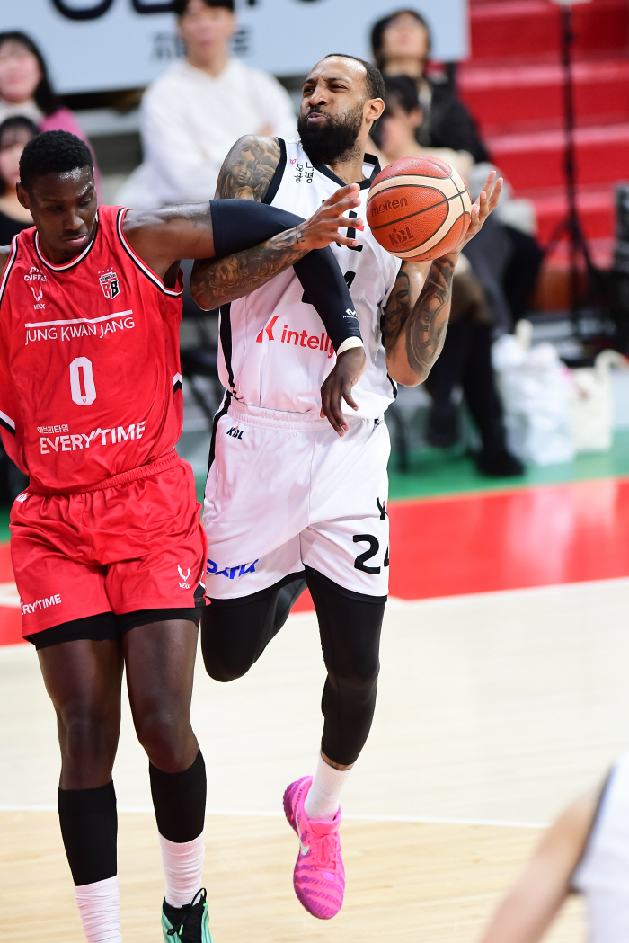 We avoided three consecutive stepping stones KT wins 6862 thrilling victory over the articles of association...The articles of association have lost 2 consecutive games, and 3 consecutive games have been avoided