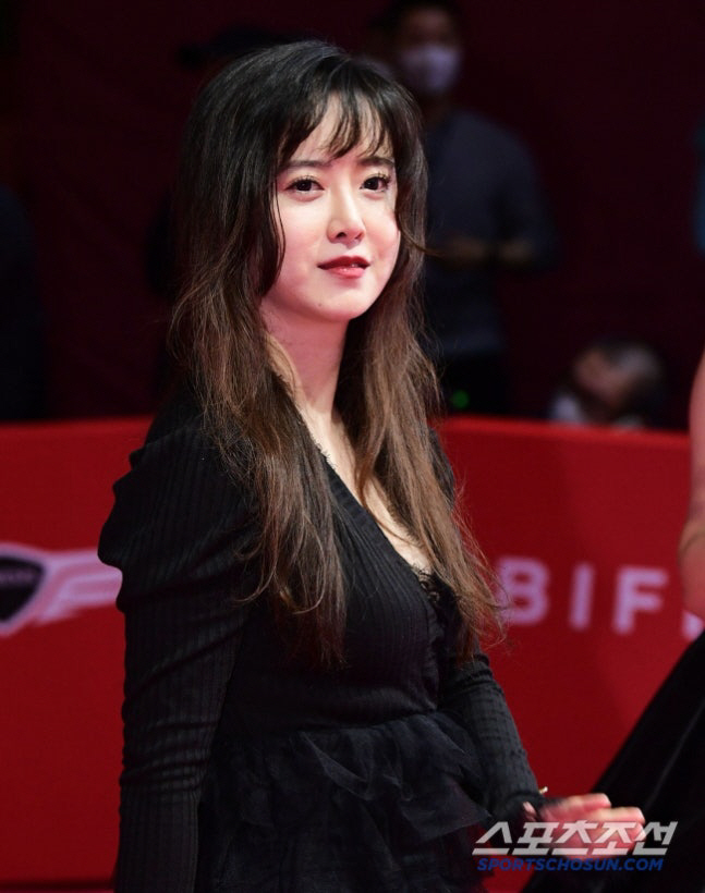 41-year-old KAIST student Koo Hye-sun has become the CEO of a venture company. Expectations are high that my hair roll will be sold out