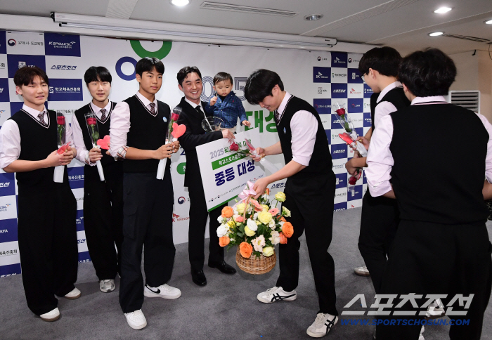 The award ceremony 2025 School Sports Awards, which was like a festival and the heat of the competition of all time, were passion, emotion, and love