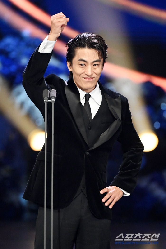 Koo Kyohwan Turns Presenter Into Performer at the 46th Blue Dragon Film Awards