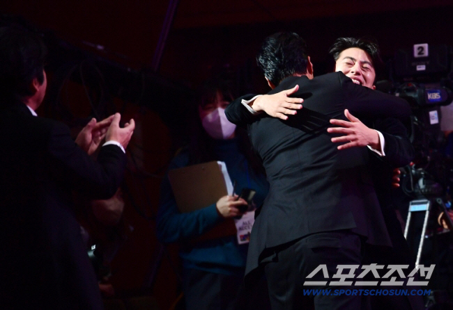 Koo Kyohwan Turns Presenter Into Performer at the 46th Blue Dragon Film Awards