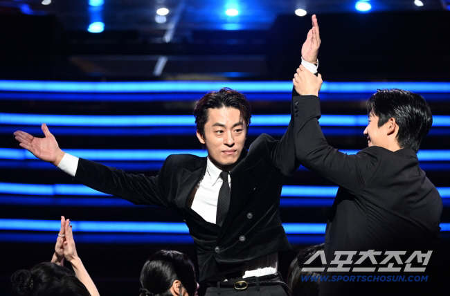 Koo Kyohwan Turns Presenter Into Performer at the 46th Blue Dragon Film Awards