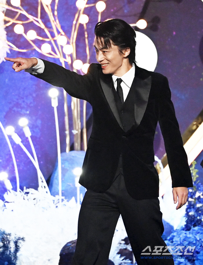 Koo Kyohwan Turns Presenter Into Performer at the 46th Blue Dragon Film Awards