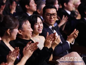 Blue Dragon Film Awards Shine With Star Reactions, Warm Moments, and Big Wins