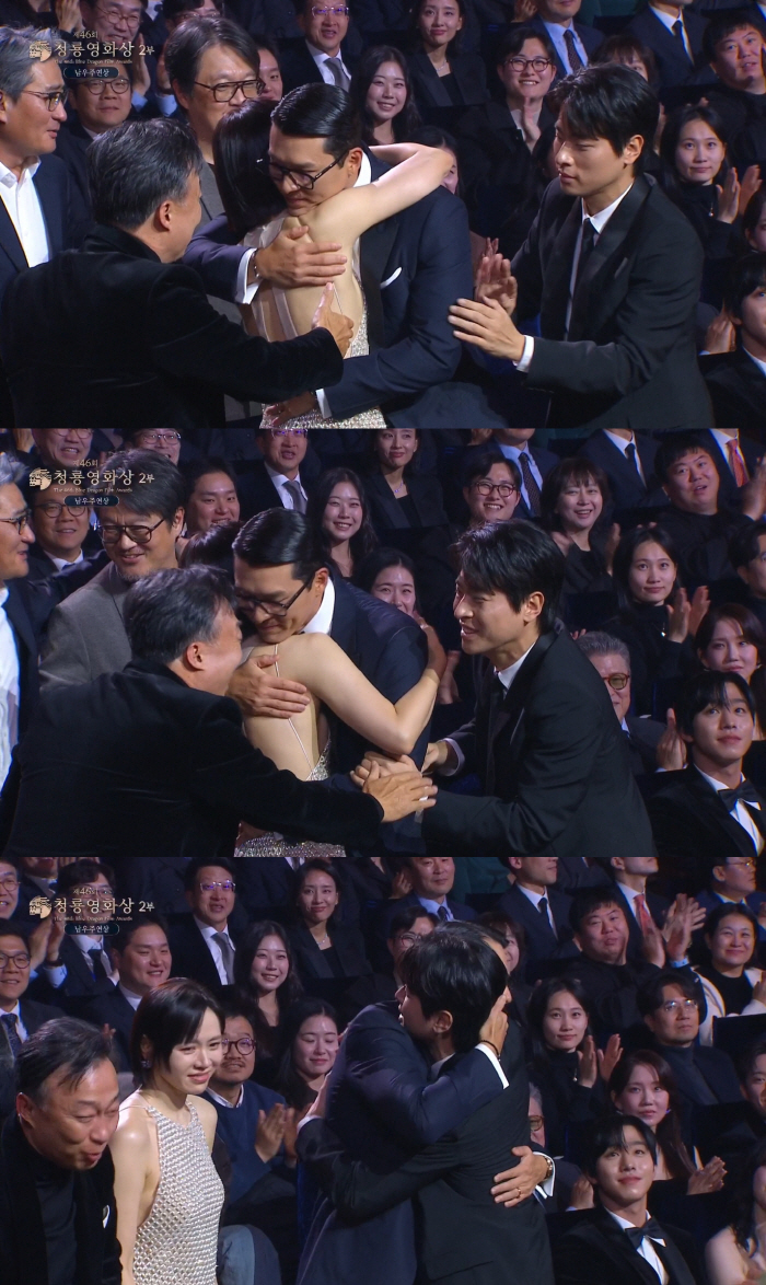 Park Jung-min’s Emotional Stage With Hwasa Sparks Massive Buzz at the 46th Blue Dragon Film Awards