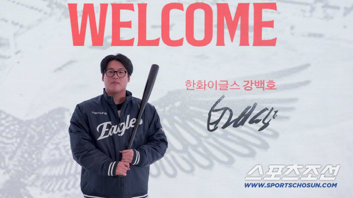 Hanwha and Kang Baek-ho signed a four-year total of 10 billion won contract to erase the pain of the runner-up...Thank you for recognizing the value.