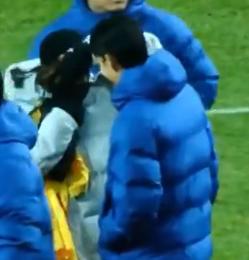 Heungmin, please, 15 years apart from SON. A prospect born in 2007, close together and show off a ceremony with a warm hug