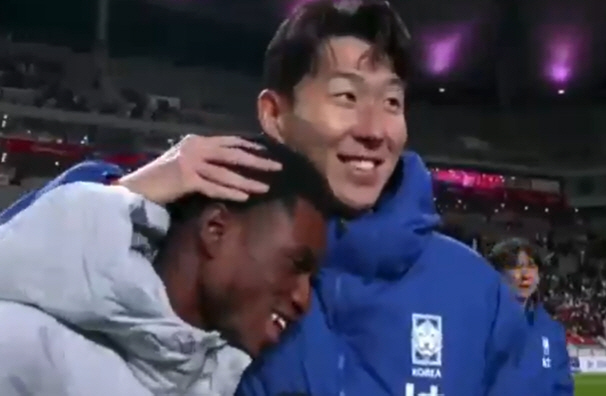 Heungmin, please, 15 years apart from SON. A prospect born in 2007, close together and show off a ceremony with a warm hug