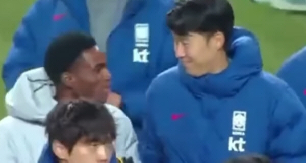 Heungmin, please, 15 years apart from SON. A prospect born in 2007, close together and show off a ceremony with a warm hug