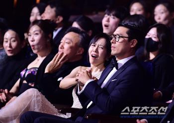 Hyun Bin ♥ Son Ye-jin won the first-ever Best Male and Female Actor Award, and four more Blue Dragon Trophy (at the Blue Dragon Film Awards)