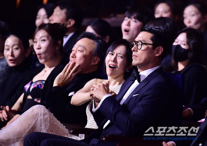 Hyun Bin ♥ Son Ye-jin won the first-ever Best Male and Female Actor Award, and four more Blue Dragon Trophy (at the Blue Dragon Film Awards)