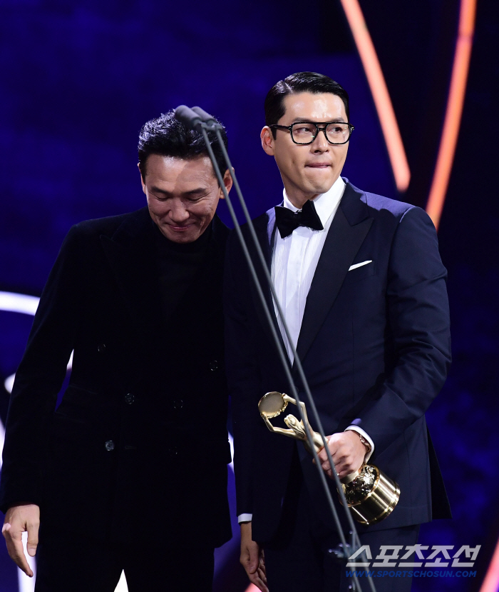Hyun Bin ♥ Son Ye-jin won the first-ever Best Male and Female Actor Award, and four more Blue Dragon Trophy (at the Blue Dragon Film Awards)