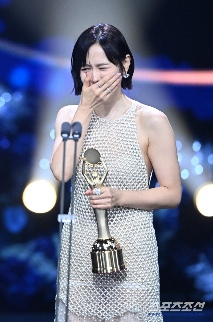 Hyun Bin ♥ Son Ye-jin won the first-ever Best Male and Female Actor Award, and four more Blue Dragon Trophy (at the Blue Dragon Film Awards)