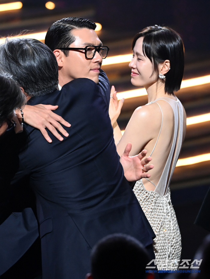 Hyun Bin ♥ Son Ye-jin won the first-ever Best Male and Female Actor Award, and four more Blue Dragon Trophy (at the Blue Dragon Film Awards)