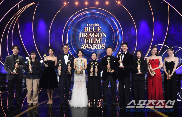 Hyun Bin ♥ Son Ye-jin won the first-ever Best Male and Female Actor Award, and four more Blue Dragon Trophy (at the Blue Dragon Film Awards)
