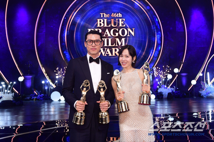 Hyun Bin ♥ Son Ye-jin won the first-ever Best Male and Female Actor Award, and four more Blue Dragon Trophy (at the Blue Dragon Film Awards)