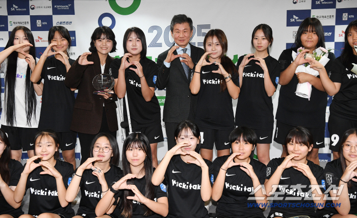 Lower the defensive line like an elite player → I want to do it in high school, too. Soccer girls who really found fun on the ground